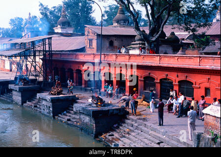 La crémation,Temple Pashupatinath Kathmandou, Banque D'Images