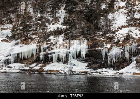 Par le suintement des glaçons et d'eau le long du fjord contenant le port de Grey River, Terre-Neuve, Canada Banque D'Images