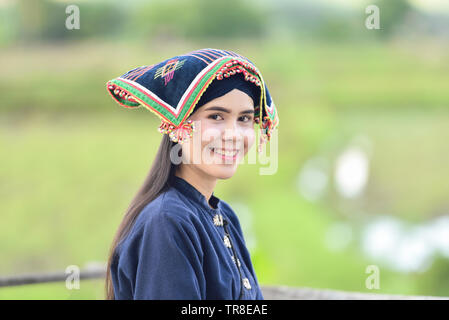 Femme robe de style thaï Asie tribu Tai Dam / Portrait de beautiful young girl smiling Thaïlande costume traditionnel, portant avec un tissu tissé sur la tête d'une Banque D'Images