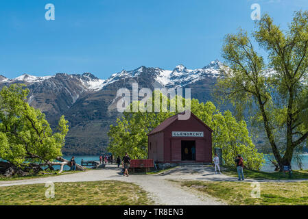 QUEENSTOWN, Nouvelle-zélande - 10 octobre 2018 : vue sur le paysage du lac Wakatipu. Groupe de touristes sur le lac Banque D'Images