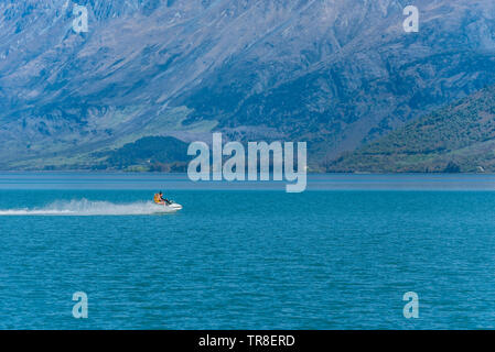 QUEENSTOWN, Nouvelle-zélande - 10 octobre 2018 : l'eau vélo sur le lac Wakatipu. L'espace de copie pour le texte Banque D'Images