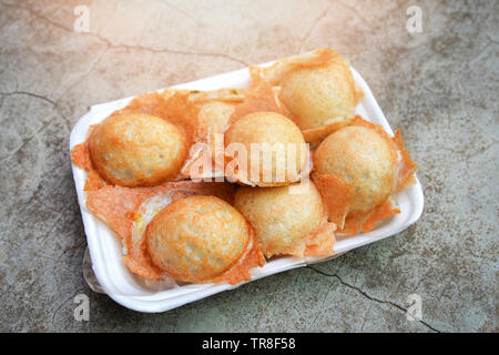 La noix de coco grillée sucrés et salés des petits pains de riz Thaï riz au lait de coco / dessert traditionnel Banque D'Images