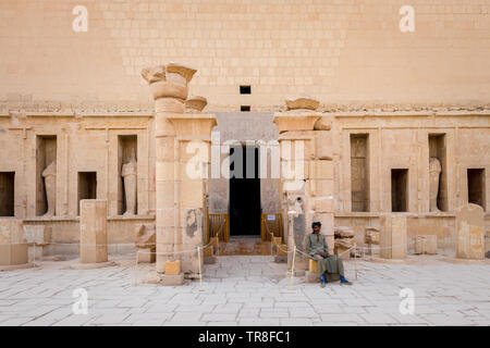 Louxor, Egypte - 16 Avril 2019 : robe égyptienne se trouve à l'entrée à la temple Hatshepsut Banque D'Images