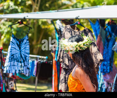 ARUTANGA, Aitutaki, ÎLES COOK - 30 septembre 2018 : Jeune fille à la gerbe de fleurs blanches. Avec selective focus Banque D'Images