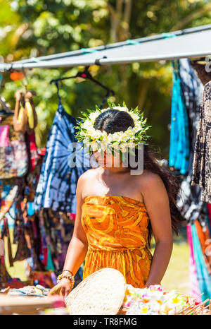 ARUTANGA, Aitutaki, ÎLES COOK - 30 septembre 2018 : Jeune fille à la gerbe de fleurs blanches. Avec focus sélectif. La verticale Banque D'Images