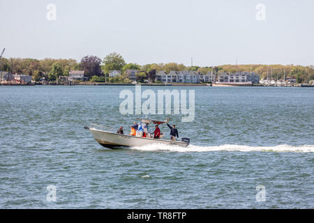 Groupe de personnes sur un petit bateau au large de la côte, Greenport NY Banque D'Images