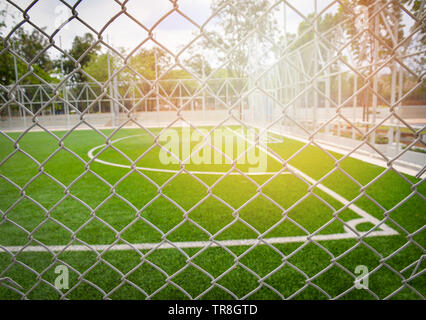 La cage d'acier premier plan avec l'herbe verte en plein air sport terrain de football - terrain de futsal Banque D'Images