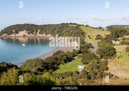 Les loisirs et le camping au parc régional mahurangi sulivans Bay au nord d'Auckland Banque D'Images