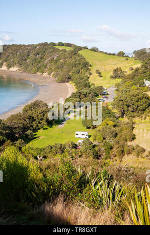 Les loisirs et le camping au parc régional mahurangi sulivans Bay au nord d'Auckland Banque D'Images