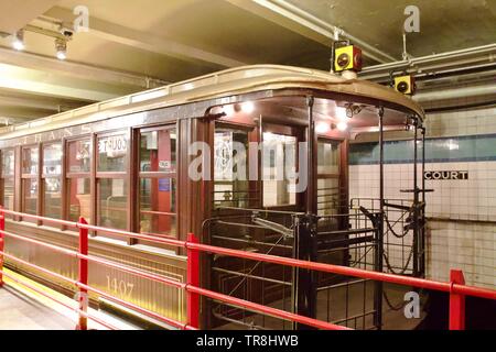 Vintage train de métro à l'intérieur de Court Street New York Transit Museum, Brooklyn, New York City Banque D'Images