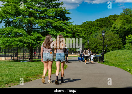 Deux adolescentes sont à pied à travers le parc. Banque D'Images