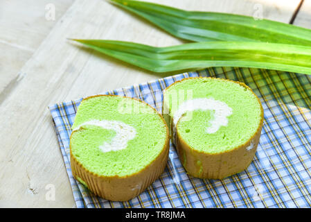 Crème de Pandan gâteau à la boulangerie-pâtisserie rouleau sur du tissu avec de la crème fraîche et la feuille de Pandan Banque D'Images