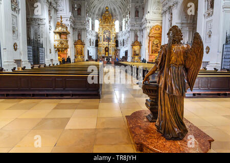 Munich, Allemagne - 31 octobre 2018 : l'intérieur de l'église St-Michel de Munich Banque D'Images