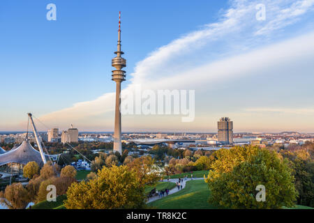 Munich, Allemagne - le 01 novembre 2018 : Parc olympique ou l'Olympiapark sur le coucher du soleil à Munich Banque D'Images