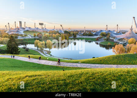 Munich, Allemagne - le 01 novembre 2018 : Parc olympique ou l'Olympiapark sur le coucher du soleil Banque D'Images