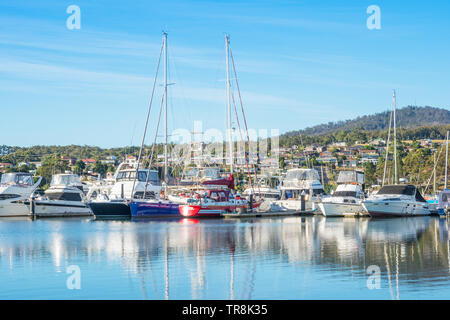 La Tasmanie, Australie - 7 mars 2019 : une variété de bateaux amarrés à St Helens sur la côte Est de la Tasmanie en Australie. Banque D'Images