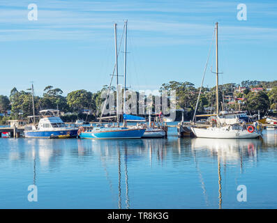 La Tasmanie, Australie - 7 mars 2019 : une variété de bateaux amarrés à St Helens sur la côte Est de la Tasmanie en Australie. Banque D'Images