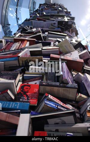 Pile de livres sur Abraham Lincoln au Ford's Museum Banque D'Images