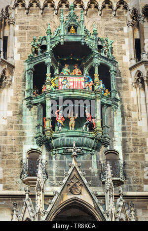 Glockenspiel est réveil carillon de nouvel hôtel de ville, hôtel de ville sur la Marienplatz à Munich. Allemagne Banque D'Images