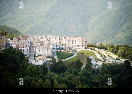 Gorki Gorod. Sotchi. Krasnaya Polyana. La Russie. Vue aérienne. Paysage avec des montagnes avec des arbres. Banque D'Images