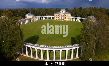 Vue aérienne d'ensemble architectural Manor Znamenskoye-Rayok. Le manoir et la colonnade circulaire de le connecter avec les ailes latérales (transport Banque D'Images