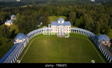 Vue aérienne d'ensemble architectural Manor Znamenskoye-Rayok. Le manoir et la colonnade circulaire de le connecter avec les ailes latérales (transport Banque D'Images