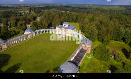 Vue aérienne d'ensemble architectural Manor Znamenskoye-Rayok. Le manoir et la colonnade circulaire de le connecter avec les ailes latérales (transport Banque D'Images