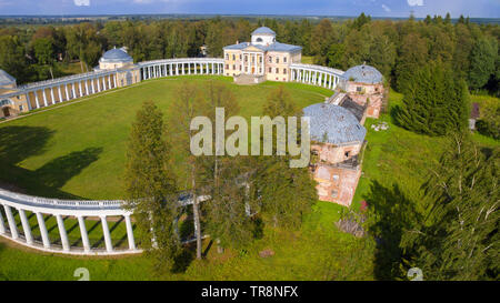 Vue aérienne d'ensemble architectural Manor Znamenskoye-Rayok. Le manoir et la colonnade circulaire de le connecter avec les ailes latérales (transport Banque D'Images