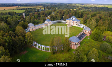 Vue aérienne d'ensemble architectural Manor Znamenskoye-Rayok. Le manoir et la colonnade circulaire de le connecter avec les ailes latérales (transport Banque D'Images