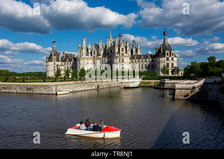 La magnifique architecture du Château Royal de Chambord se dresse fièrement au bord de la rivière, Loir-et-cher, Centre-Val de Loire, France Banque D'Images