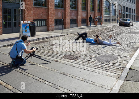 New York, USA - 01 juin 2017 : séance photo dans une rue de DUMBO au coucher du soleil, l'un des endroits célèbres de la ville et de l'engagement de mariage pour des photographies. Banque D'Images