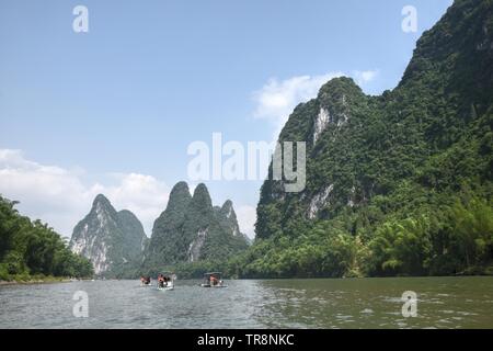 Les radeaux de bambou sur la rivière Li dans le comté de Yangshuo en Chine, endroit réputé pour son paysage karstique. Banque D'Images