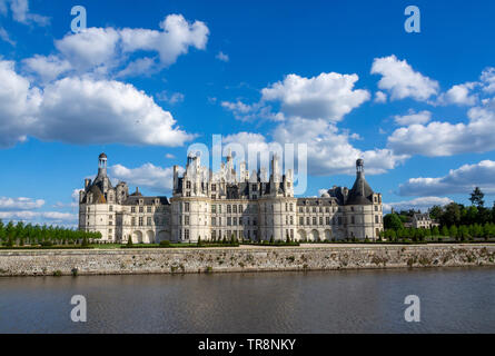 La magnifique architecture du Château Royal de Chambord se dresse fièrement au bord de la rivière, Loir-et-cher, Centre-Val de Loire, France Banque D'Images