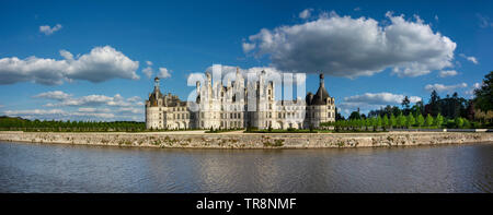 La magnifique architecture du Château Royal de Chambord se dresse fièrement au bord de la rivière, Loir-et-cher, Centre-Val de Loire, France Banque D'Images