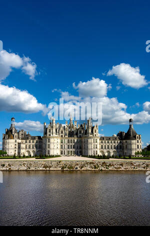 La magnifique architecture du Château Royal de Chambord se dresse fièrement au bord de la rivière, Loir-et-cher, Centre-Val de Loire, France Banque D'Images