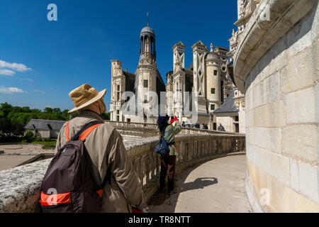 Les touristes profitent de la terrasse du Royal Château de Chambord dans le Loir et cher, par temps ensoleillé, Centre Val de Loire, France Banque D'Images