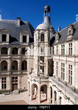 Escalier extérieur de la tour du Château Royal de Chambord dans le Loir et cher , Val de Loire, Centre-Val de Loire, France, Banque D'Images