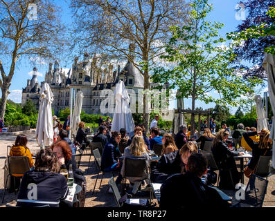 Les visiteurs apprécient le café sur la terrasse du Château Royal de Chambord dans le Loir-et-cher, Centre Val de Loire, France Banque D'Images