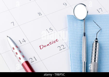 Rendez-vous chez le dentiste dans calendrier stylo et soins dentaires professionnels outils.- Image Banque D'Images