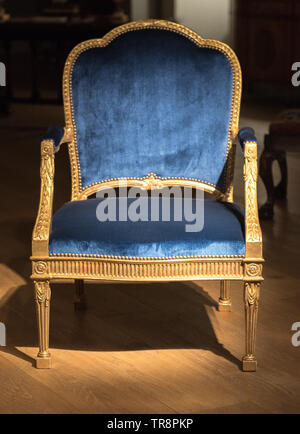 Grande toile bleue trône chaise avec Gold Frame dans Spotlight Banque D'Images