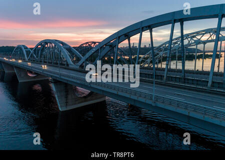 Coucher du Soleil vue aérienne sur un pont Darnitsky, gros véhicule et transport ferroviaire voie à Kiev, Ukraine Banque D'Images