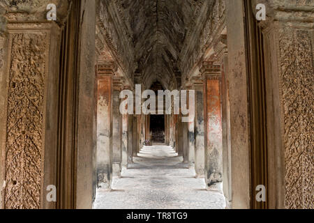 Corridor dans Angkor Wat Temple entouré par des piliers, le Cambodge, l'Asie (UNESCO) Banque D'Images