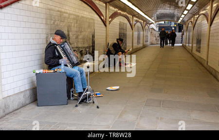 Musicien ambulant jouant un accordéon Blackfriars Station sur la rive sud London UK Banque D'Images