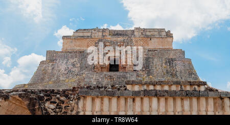 Sommet de la pyramide Maya, dans la zone archéologique d'Uxmal, dans la péninsule du Yucatan Banque D'Images