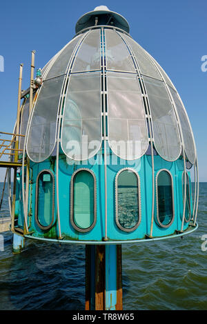 La plongée d'observation sous-marine de gondole jetée de Sellin / am Meer sur l'île allemande de Rügen, en mer Baltique. Banque D'Images