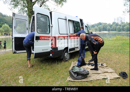 Service de sauvetage, hommes-grenouilles. Lifeguard mise sur la combinaison de plongée sous-marine en face de sauvetage mobile post. Août 10,2018. Kiev,Ukraine Banque D'Images