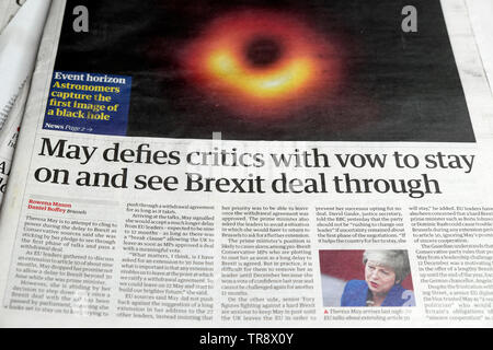 'May défie les critiques avec voeu de rester et de voir traiter par Brexit" Theresa peut journal britannique article headline juxtaposée à première photo de trou noir dans l'espace par les astronomes à Londres UK Europe UE 10 Avril 2019 Banque D'Images