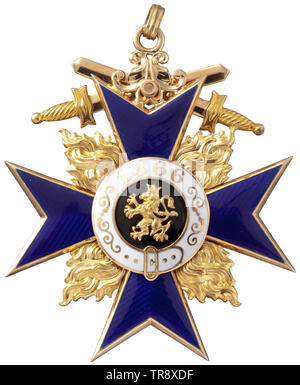 Un ordre du mérite militaire - 2ème classe avec Épées, dans son cou croix dans l'or de l'atelier de Jacob Leser à Straubing, mark de finesse '750' dans l'oeillet. Ces ordonnances traverse dès les premières années de la Seconde Guerre mondiale, à juste titre, classé parmi les plus belles décorations de l'ordre. L'utilisation de l'or et bicolores Leser technique d'émaillage de plus accompli donne un charisme pour ces pièces. L'anneau de suspension est remplacé par un plus petit oeillet. Le prix est dans le monde bleu typique question de guerre avec l'extérieur et l'inlay pliable , Additional-Rights Clearance-Info-Not-Available- Banque D'Images