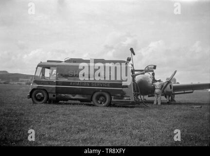 Un moteur à lits jumeaux Gemini Miles British Light Aircraft, être rempli d'un camion-citerne de carburant aviation appartenant à Shell Aviation. Vintage noir et blanc Photographies prises dans les années 1950. Banque D'Images