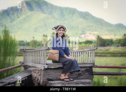 Femme robe de style thaï Asie tribu Tai Dam / Portrait de beautiful young girl smiling Thaïlande costume traditionnel, portant avec un tissu tissé sur tête Banque D'Images